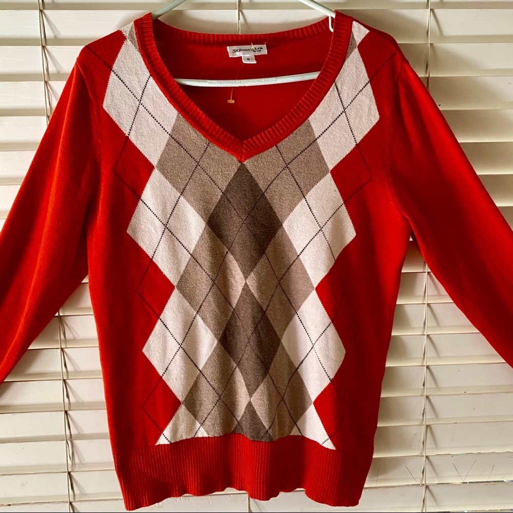 V-neck argyle pattern sweater